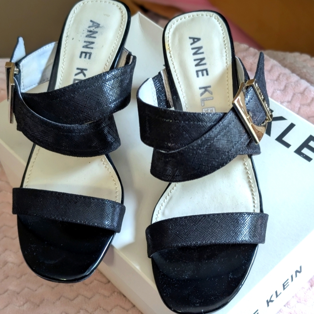 Anne Klein Norma Strappy Black Dressy Sandals With Metal Buckle. Size 8.